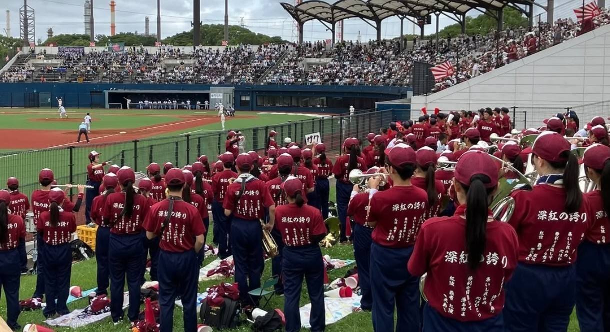 スタンドから応援する拓大紅陵吹奏楽部